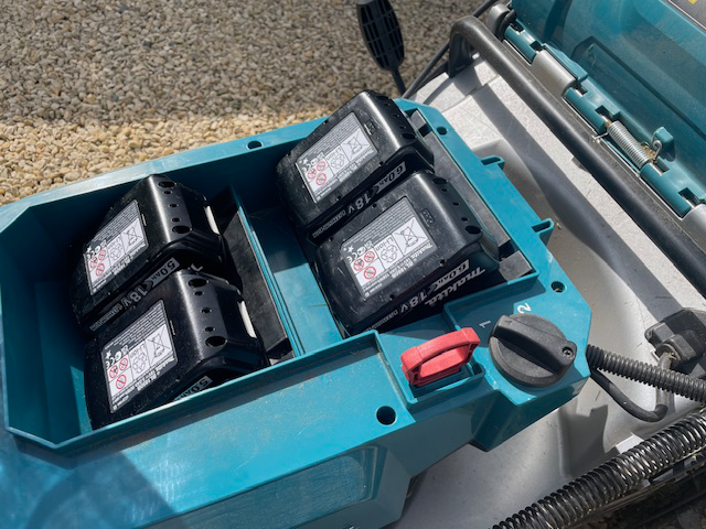 Makita DLM533 Battery Compartment 